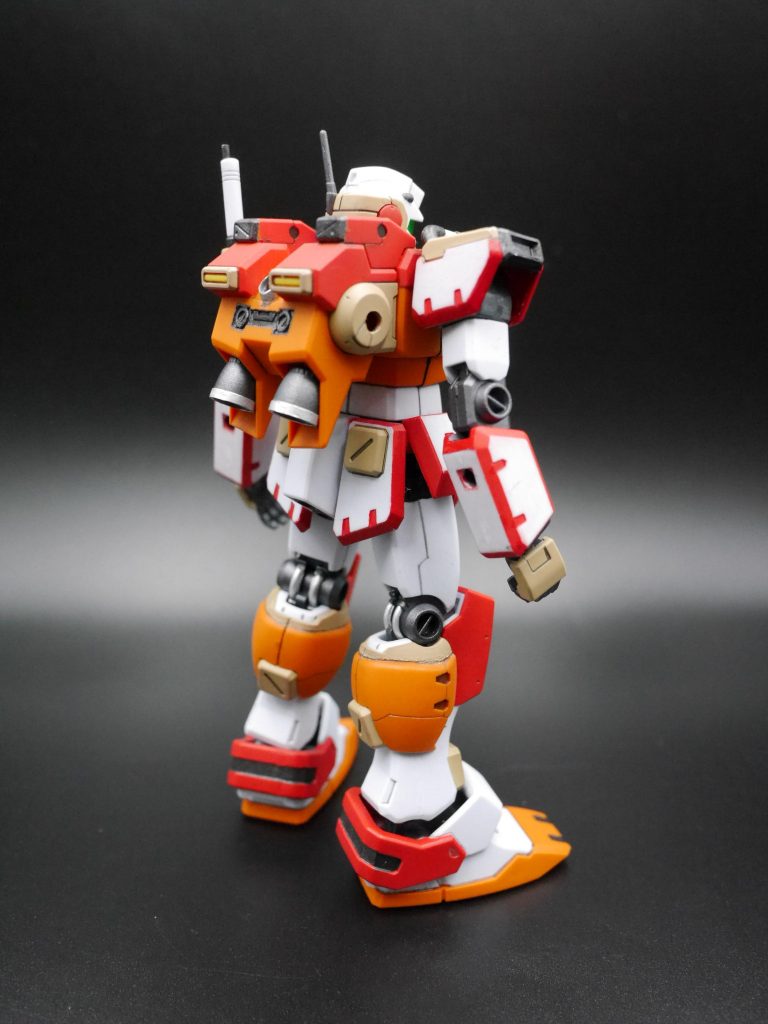 レドームと、追加ブースター接続のため、ピンバイスで穴開けてます。追加ブースターの方は、輪っかパーツを接着して細かいディテールアップ✨