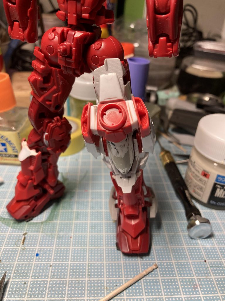 脛は戦国アストレイの物をハイレゾレッドフレームに嵌る長さに切断、断面をプラ板で塞ぎました。