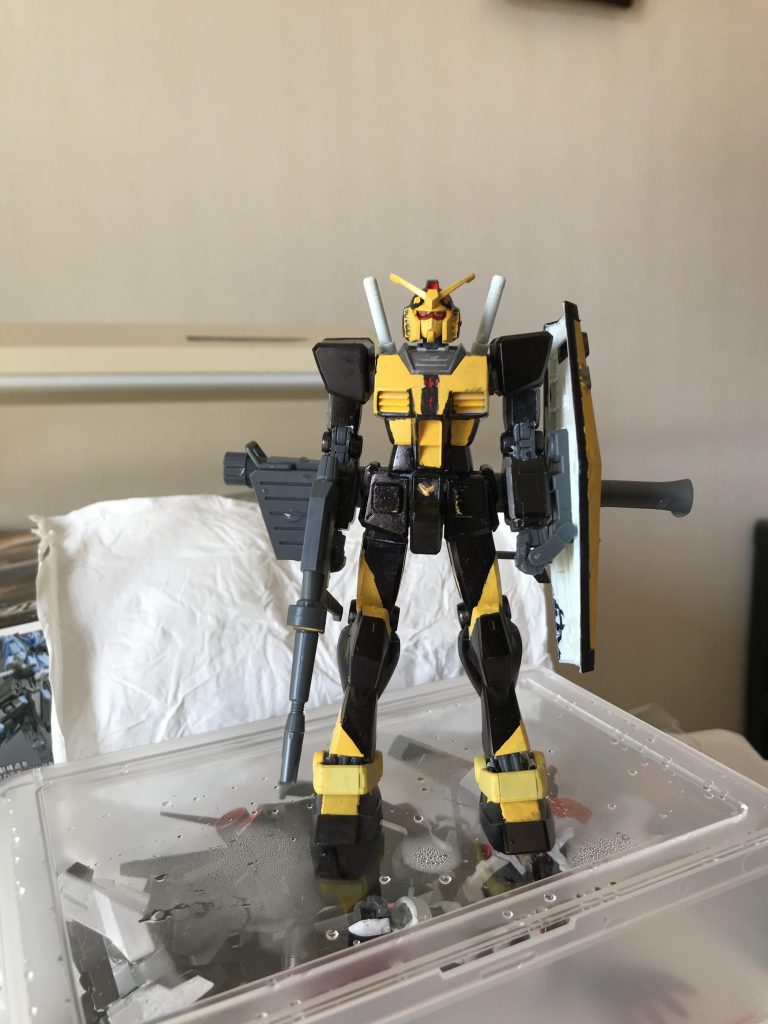 シールド、ビームライフル、ハイパーバズーカ装備