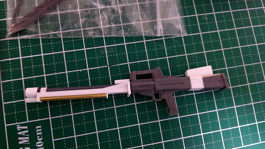 ロングライフルを自作:本来はジム改の兵装ですが、ジム系で個人的に一番かっこいい武器なので自作して取り付けます。残念ながらHGのスケールでキット化されていません(泣)