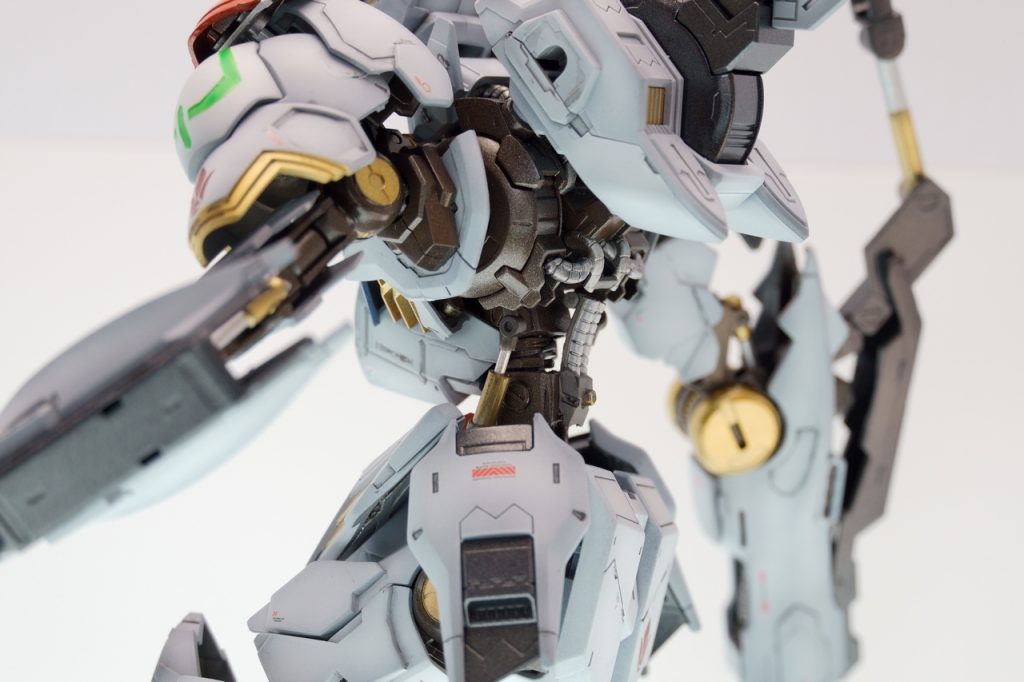 胸の装甲が腰に接触してしまうまで屈むことができます。