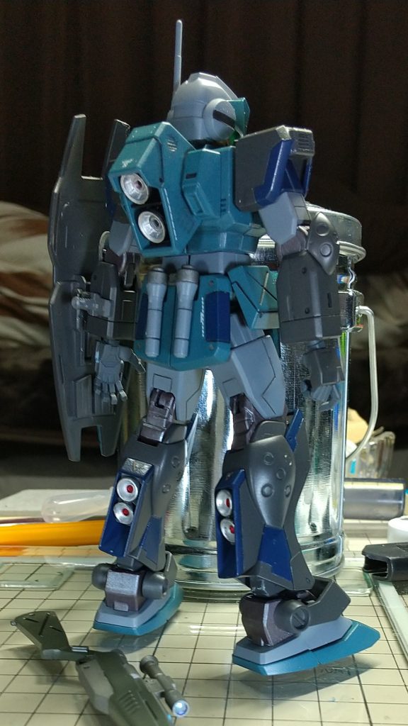 お手軽と言いつつ、ついついスジ彫りだけはやってしまいます。ついでに穴モールドも。背中のメインバーニアが寂しかったので他社製OPパーツを。デカールも各社のものを少々。