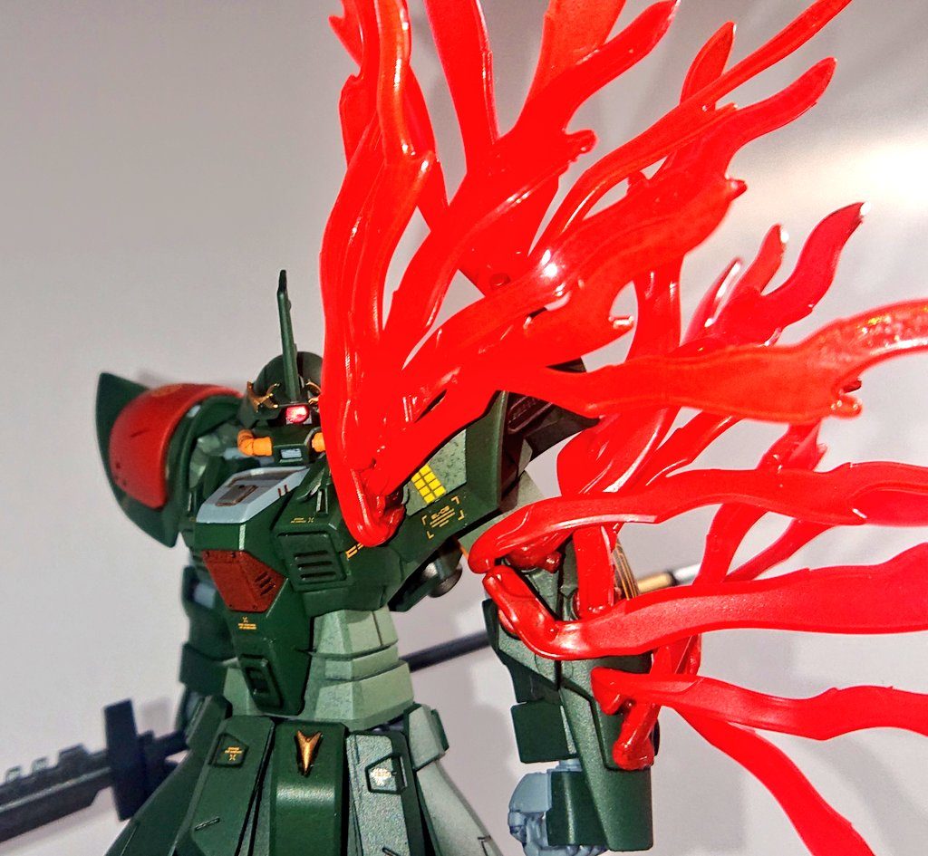 エフェクトはビルドバーニングガンダムから。ライターで炙ったりして動きを付け、まんまダガーの持ち手を接続基部にしてますf(^_^;