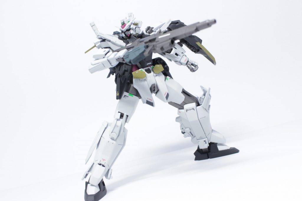 ビームライフル大型マガジンとサーチライト、グレネードランチャーを装備。ダブルオースカイベースで、銃口の形を変更して印象を変えています。GNソードⅡを使ったグレランと、バンシィの股間を使ったビームマグナムっぽいマガジンがお気に入り。