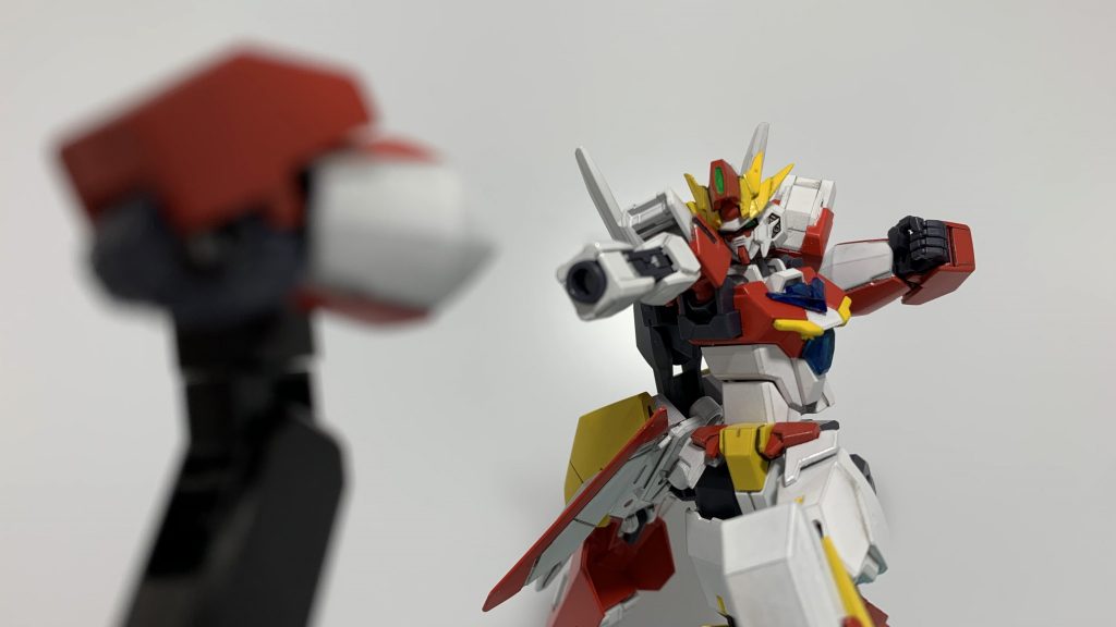 スクラッグガンダムの必殺技《翔炎拳バルソレイユ・マグナム》。回転エネルギーを与えた腕部アーマーを射出して離れた敵機を攻撃する、いわばロケットパンチである。攻撃の際はメテオールと同様に炎を纏うことから、技名はフランス語で《太陽の弾丸》を意味する《バルソレイユ》が取り入れられている。