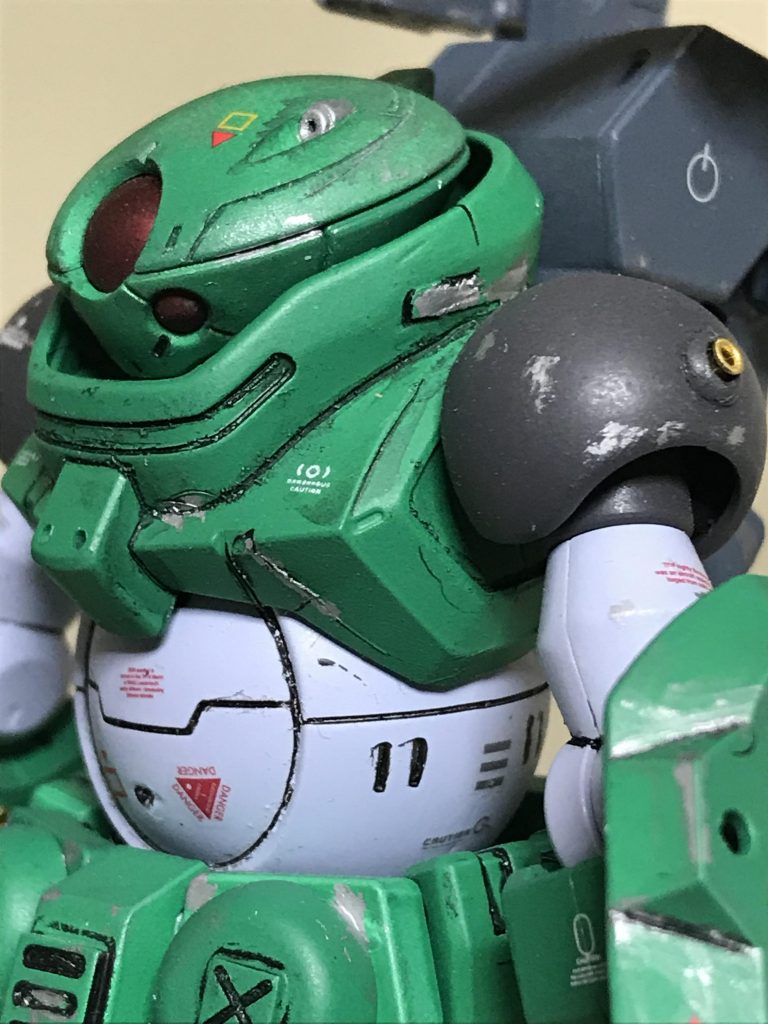 頭部バルカン砲は タミヤのエナメルシルバーで 筆塗装しました。胴体に 付いていた パーツは 両方に 干渉するので 切り取りました。