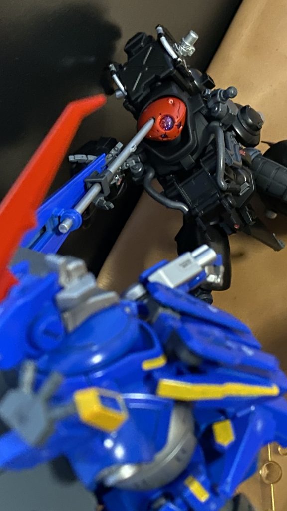 「ーーーー！」満身創痍となった蒼い機体のコクピット内で声にならない叫び声をあげる。軋む機体。左足は無い、右腕はとうに切り飛ばされている。それでも、残った脚部のメインスラスター、シールドに内蔵されたブースターを、フルドライブさせる。その蒼い機体に搭載されたシステム。地面に打ち込めば地割れすら引き起こすほどの破壊力を持つパイルバンカー。その切先、その鋭い暴力の先には、艶やかな漆黒の機体。しかし、その艶やかな装甲も、ひしゃげ、剥がれ落ち見るも無惨な姿だ。片腕を無くし脚部を破損してなお、その機体の纏う圧倒的な力は、まだ目に見えるよう、残った右腕を握り締め、そんな棒っきれなど砕いてくれると言わんばかりに振りかぶる。暴力の塊と暴力の切先がぶつかり合うその刹那、「ーーーーーーー！！」声が聞こえた気がした。いや、聞こえた。それは、俺はまだやれると言う叫び。それは、消えたくないと言う赤子のような嘆き。ひしゃげた右腕を弾き、シールドの先に搭載されたパイルバンカーの、その暴力の切先が、コアとなる頭部に触れる。瞬間、システムに内包された凄まじいまでの力がコアを貫く。