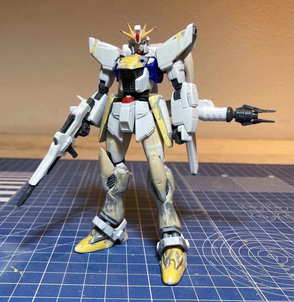 足・脚は全体的にパテでボリュームが出るように改修。胸部パーツ、腰のサイドアーマーもボリュームアップして丸みのあるデザインに改修。太腿を2㎜短縮。肩アーマーを1mm短縮。