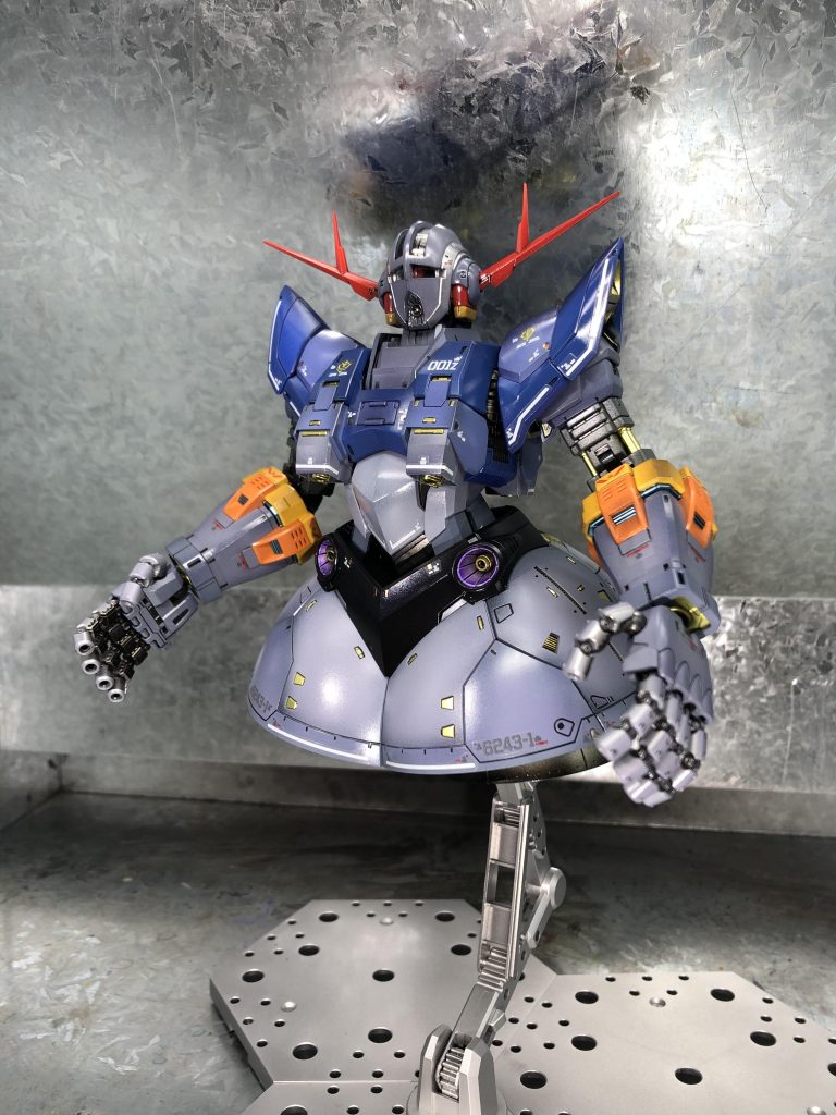 正面から、付属のデカールを貼っています