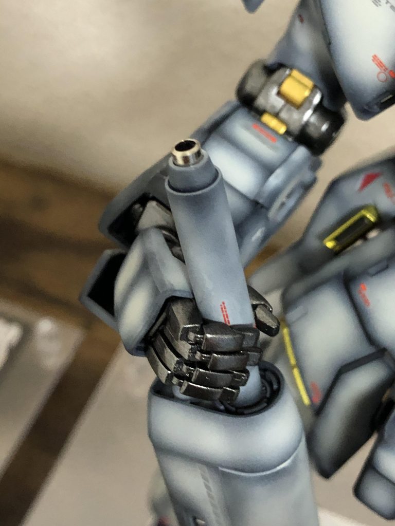 メタルパーツは膝関節と銃口に。グラデーションを活かすため、ドライブラシも入れましたが本当に少しだけ気持ち程度に可動や擦れそうな部分にクロームシルバーで入れています😁