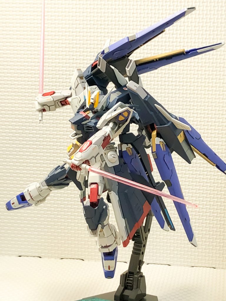 フリーダムといえばのサーベル二刀流のポーズです。ドラグーン類を右側に寄せて大きな羽根に見えるように意識してみました。