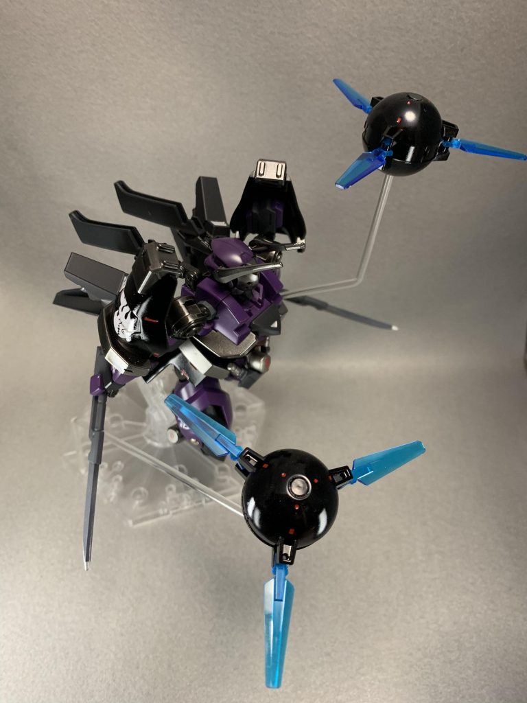 ブレード二刀流。球体の武器は...  “手毬ビット”とでも名付けましょうか。くるくる回りながら敵に接近して3枚のビーム刃で切り刻む!ビームがピュンピュン出る訳ではござーせん。