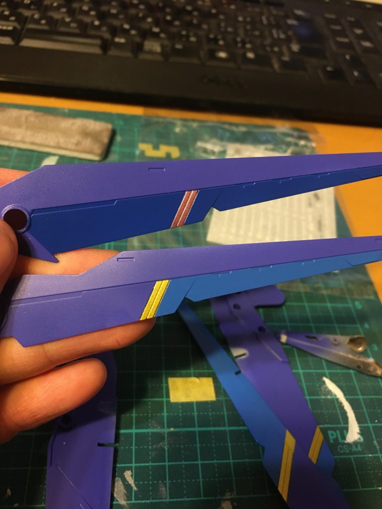 ウイング部分です。コバルトヴァイオレットメインです。上のパーツの塗り分けはウルトラブルー、下のパーツの塗り分けはコバルトヴァイオレット+EXホワイト+インディブルー適量です。全部適当に蛍光ピンクぶち込んでます。ホワイトサフを使用してます
