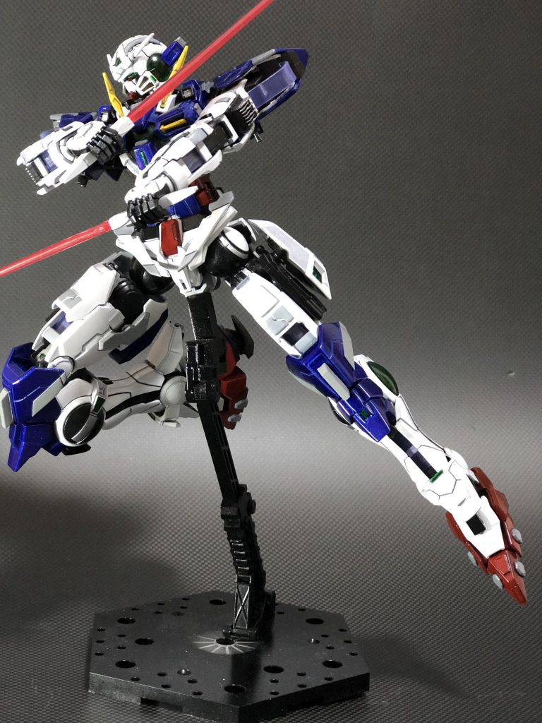 ついつい両手に武器を持たせたポージングをとりたくなる、それもまたこのガンダムエクシアの魅力ではないでしょうか。