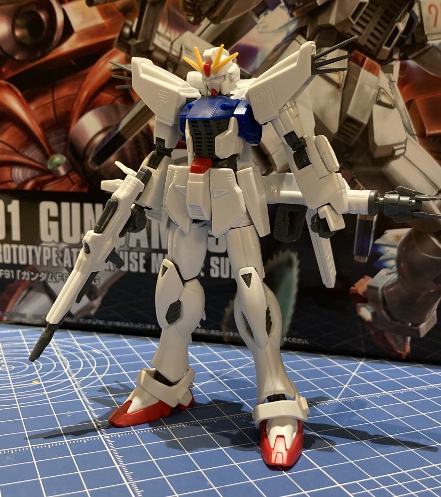 素組。カッコいいんだけど、脚が細すぎ＆角ばった個所が多い気が。F91って陸上アスリートっぽい印象だったのでMGver2.0や旧キット、ロボ魂などを参考に改修することにしました。