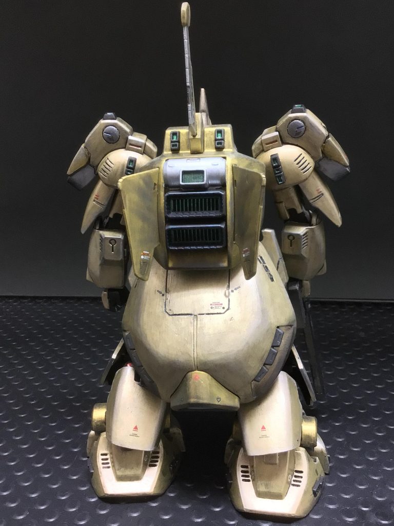 腰のスラスター付き装甲部分も削り込とウェザリングでシャープに見えるようにしています。