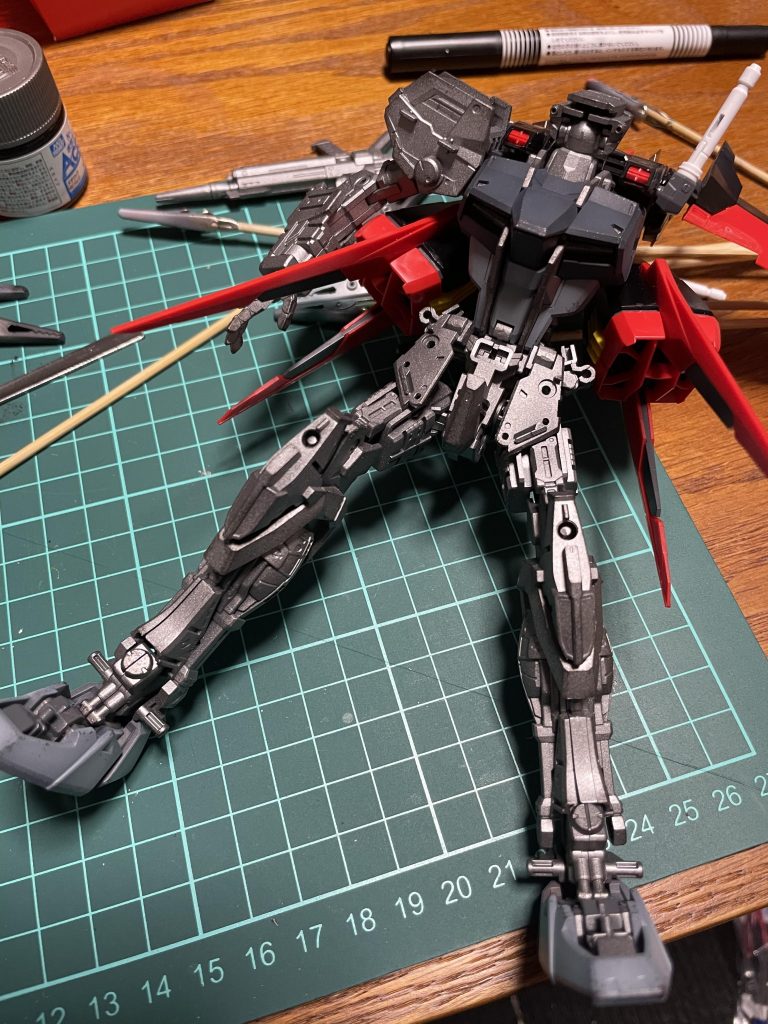 フレームはガイアのガンメタサフでボディはディアクティブモードのカラーに胸元にイージスとの戦闘でついた傷を入れました。