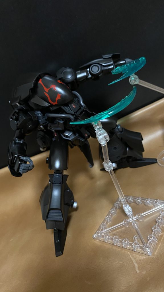 その機体表面を覆った、プラズマ化したGN粒子(プラズマフィールド)は、腕の一振りでプラズマによる衝撃波を放ち、離れたMSを両断する。このプラズマフィールドにより、遠距離攻撃は有効ではなく、フィールドの上からダメージを与えるであろう、重い打撃、または、フィールドを切り裂けるような、鋭い斬撃、刺突攻撃などの近接格闘攻撃が、有効だと思われる。