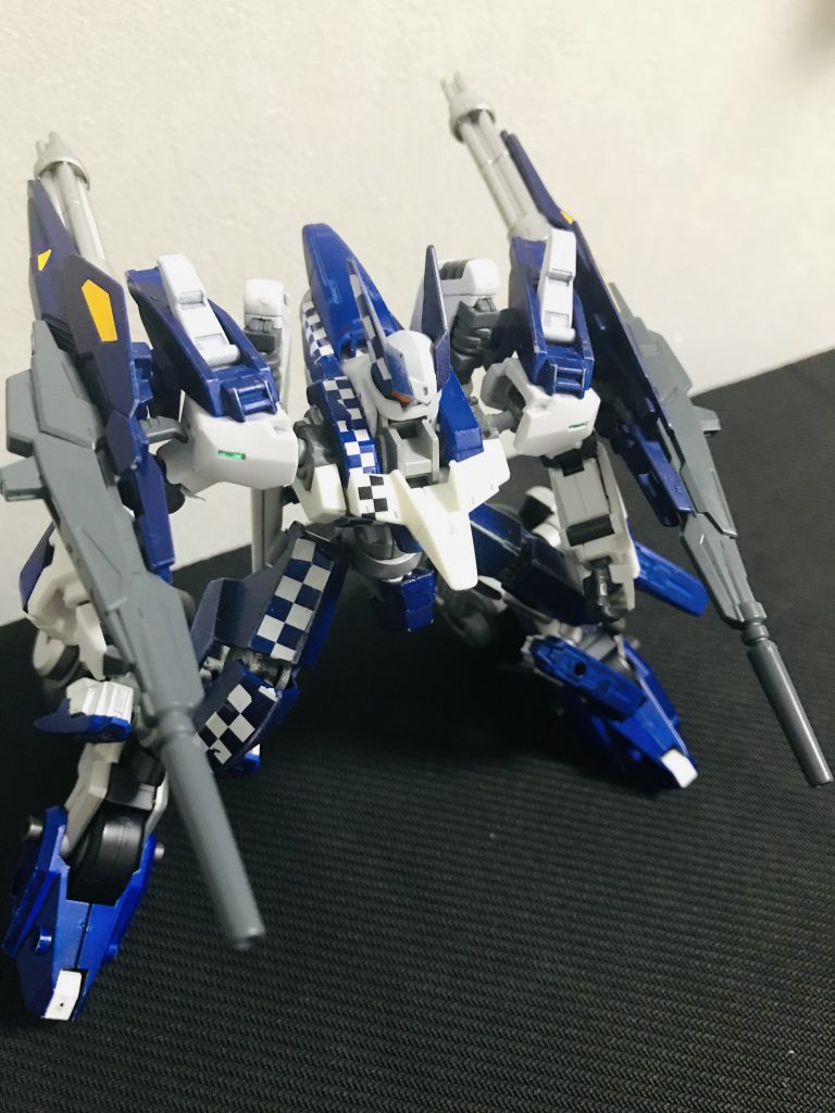 ・ビームライフル肩のシールドバインダーに接続されている主力射撃武器。取り外して手に持つ事も可能。取り回しも良く、武装の中で1番安定している。