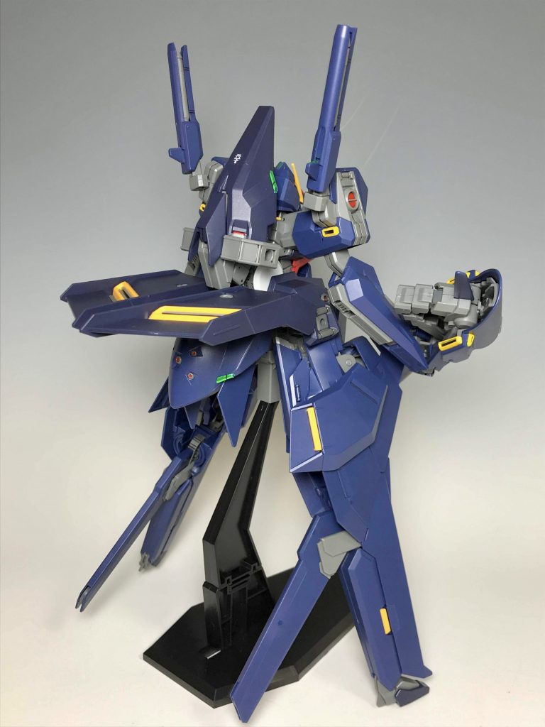 リアビューです。水平に広がっているリアアーマーが特徴的ですね。