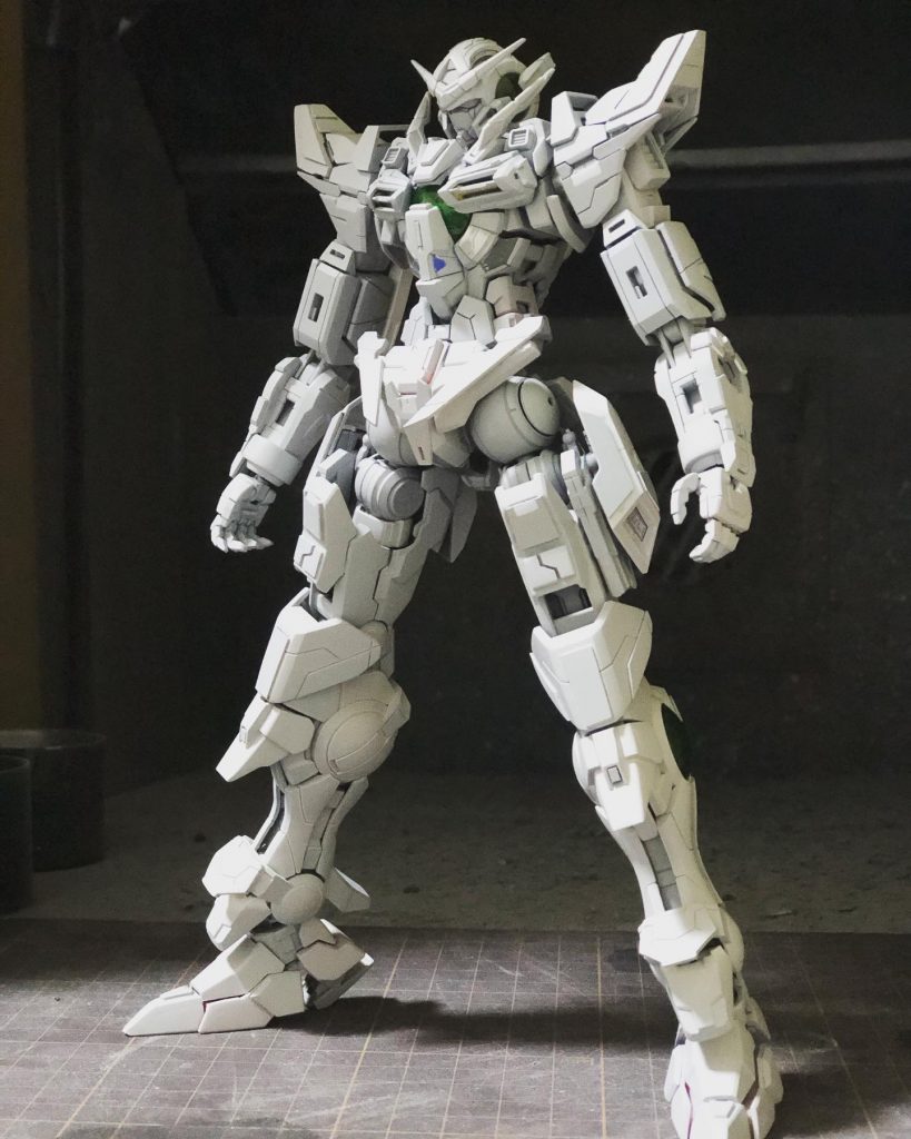 足はヒール加工を施し、ジョイント部分に少し加工を入れて、まっすぐキレイなポージングをとれるようにしました。