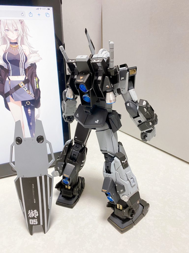 バックパックのバーニアとプロペラントタンクはハイキューパーツでメタルのバーニアに差し替え。メタルプライマー吹いてクリアブルーで決めました。