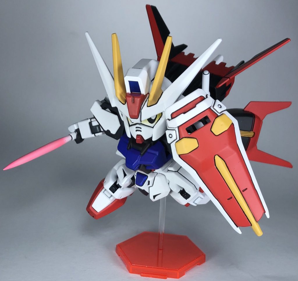 カードを元にした基本のポーズ。足の位置がちょっとおかしいんですが、塗装前の最後の仮組みの時点でできたはずの位置に足がいかないんですよね…塗装後あるあるです(ない?