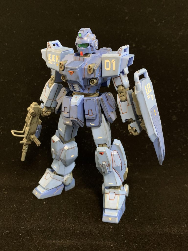 ゲート処理をしたキットにクレオスの光沢クリアのスプレー缶を吹き、デカール類を貼った後に同じ光沢クリア缶スプレーを3回程吹いて、表面を1000〜2000番の紙ヤスリで水研ぎしてます。その後はつや消しクリアのスプレー缶→茶色で墨入れ→つや消しクリアのスプレー缶→ウェザリング→つや消しクリアのスプレー缶の順で仕上げです。