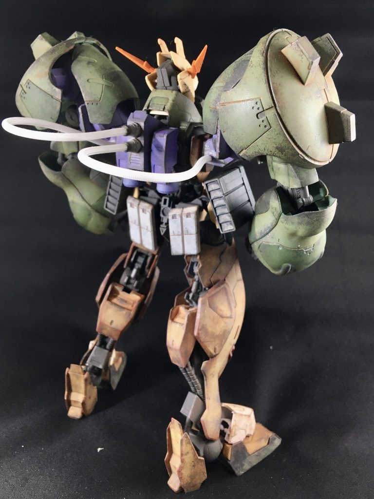 グシオン部分はサビや塗装剥がれのウェザリング、コピック塗り等、成型色仕上げにこだわりました。リベイク部分は艶消しをワザと何度か溶剤で剥がして何層かウェザリングの層を作っています。