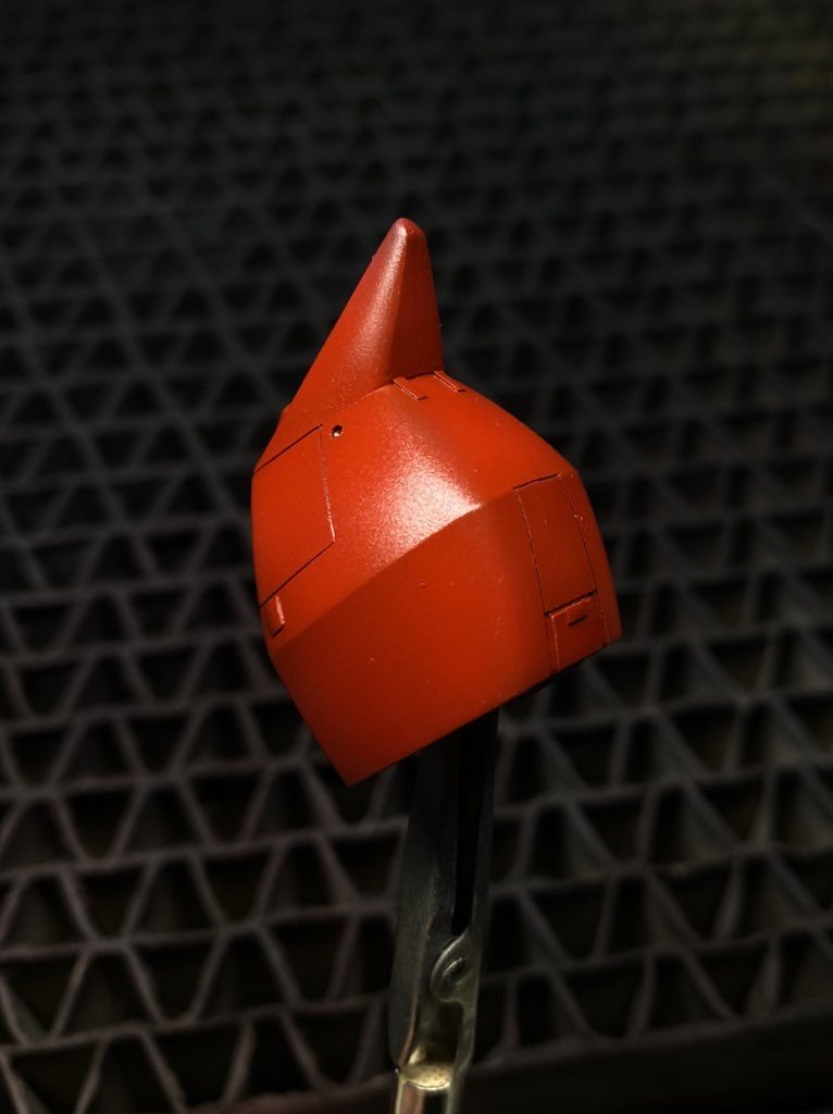 赤の発色にこだわり、下地をモノトーンで明暗つけてから、シャインレッドとマルーンを混ぜた赤を吹いています。