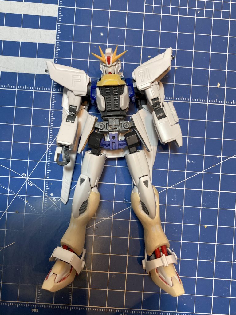 初めてパテを使った改修に挑戦。エポパテ・ポリパテ・プラパテ・瞬着パテ、いろいろ使ってみました。また、股関節はEGガンダムの股関節を移植しました。