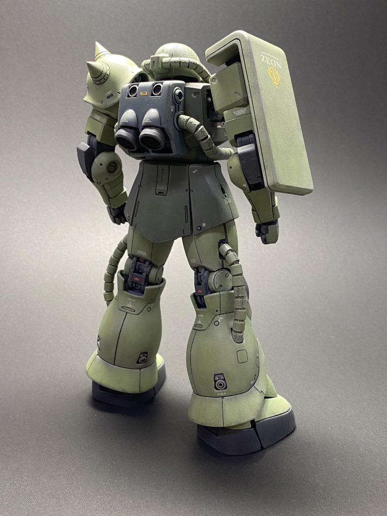 脚の動力パイプがキチンと並んで無いですね。