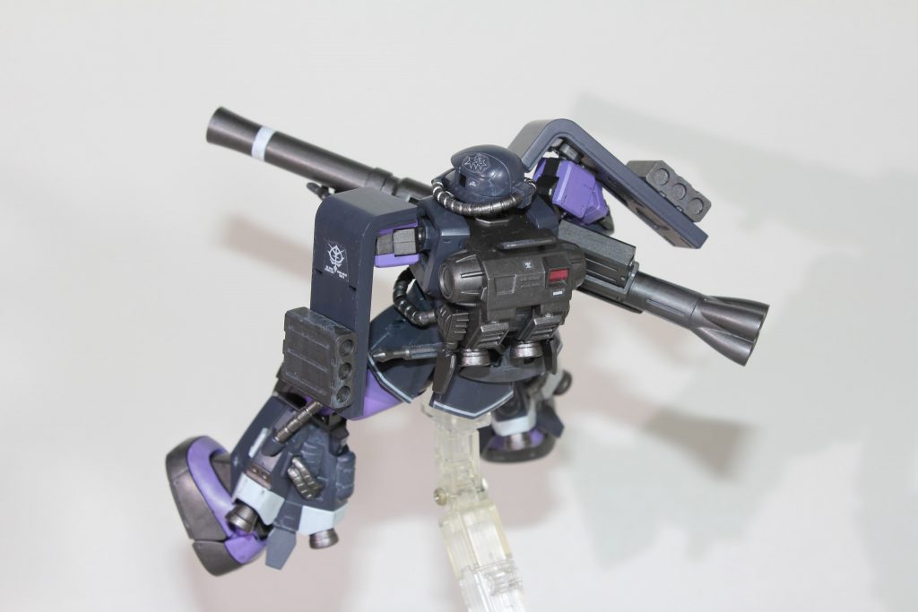 “制動”工作はキットをストレートに組んで一部合わせ目消しのみ。塗装はクレオスのラッカーを筆塗り。つや消しで。インストを参考に混色してますが、パープルは当初の予定より彩度高い物になりました。もうちょっと明度上げて彩度落としても良いかと。予定と違っても“あ、これいいかも”と思えば採用してます。関節部、武装等はラッカーの黒鉄色+メタルブラック+フラットベース。どのMSでも大抵関節部なんかはこれで塗ってます。汚しはクレオスの水性カラー、グレーとつや消しブラックで墨入れしつつ軽くウォッシング。全体的にわりあいあっさり目に。