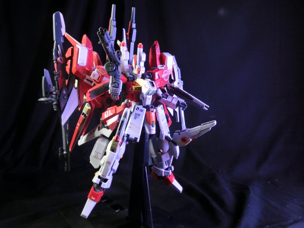 腰部にビームガトリング２丁装備連射性と取り回しに良い