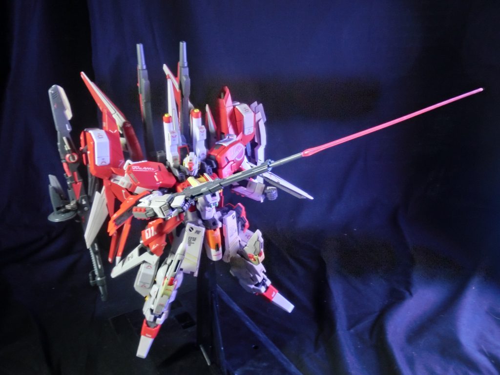 リゼルと同仕様のビームライフル装備非武装時はバックパックに取り付けられた同仕様のシールドにマウントできるまたシールドもフレキシブに稼働でき、内蔵されたビームガンもそのまま使用でき、左腕に装備したシールドが破壊された時は予備のシールドとしても使える