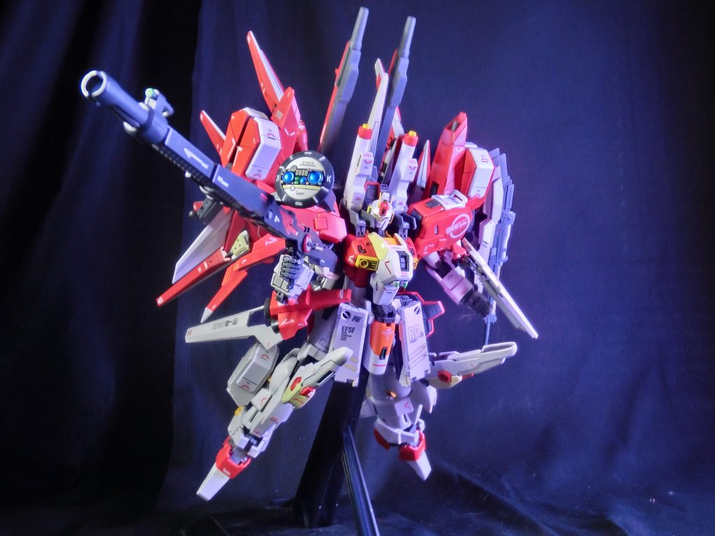 スマートガン装備　メインウエポン膝部のリフレクタービットと兼用で使用することでいろいろな射角に変更できる非武装時はバックパック右部にマウント可能