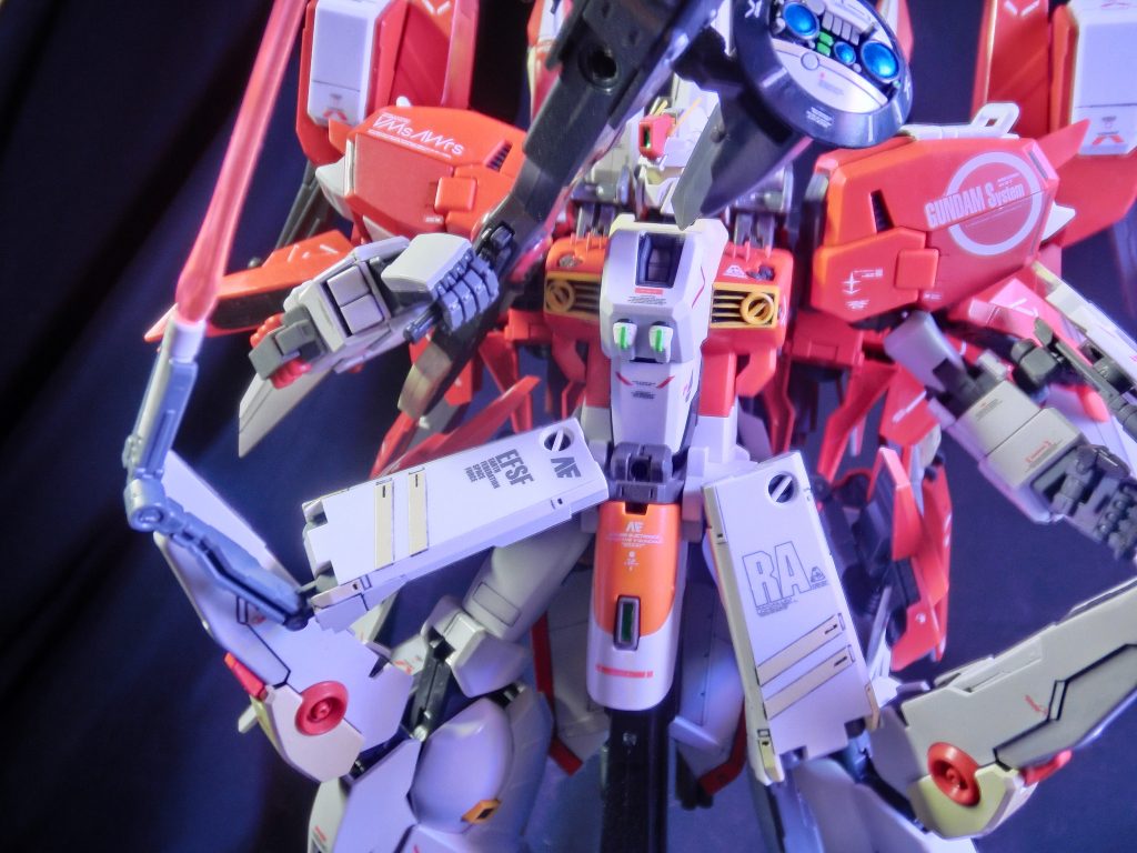 フロントスカート内に隠しアームとビームサーベル装備本機には他に多数のビームサーベルが装備されいる肩部　ハイパービームサーベル×2　右腕　リゼル使用×2膝部　スペリオル使用×2