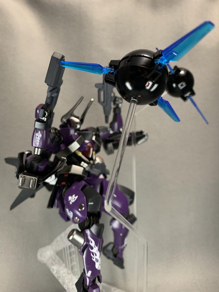 あー そういえば、ヘイズルのビームライフルを二挺持たせてます。サイドアーマーにマウント出来るように磁石を仕込んだんですが、重さ?で上手く付かなかったです(涙)肩部アーマーの裏側に予備のエネルギーパックがマウント出来るようにしてあります。