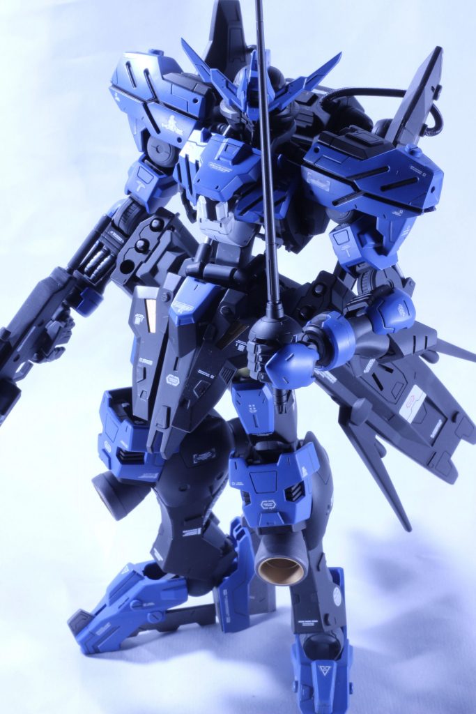 素組みは平日作業で3日もかからなかったです。フルメカニクスは初めて(MGバトス除く)でしたがやはり面白かったです(´∇｀)青はコバルトブルー1瓶にグレー少々、外装黒は黒サフ3にマホガニー1で調色。