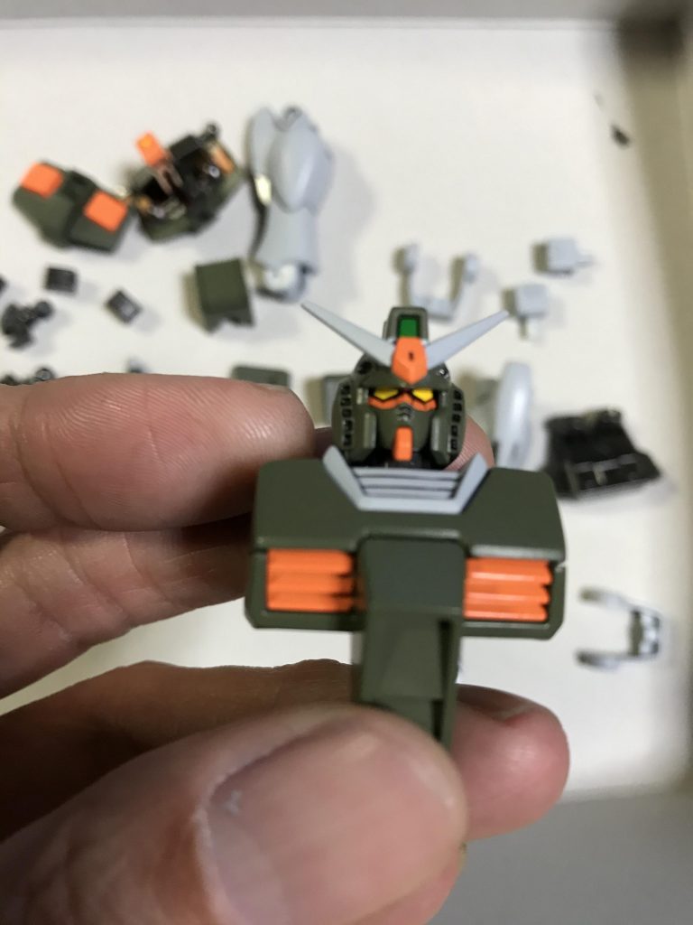 目の隈取り部分はキットでは溝で黒を表現しておりますが、いちよ境界は黒で塗装しました。