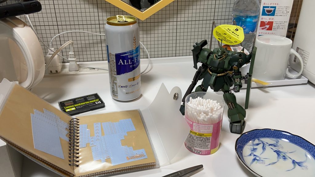 ２日目仕事が特殊な日。仮眠先でデカール貼り。あんまりデカールだらけなのが今回はあわないので少なめに。20時過ぎにチェックイン。午前0時半チェックアウト。高い風呂やなぁ。笑