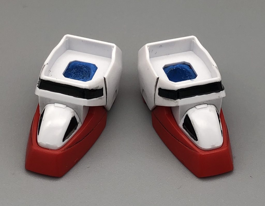 足はポリキャップのかわりにダイソーの粘着タックを詰めて無加工接続出来る様にしています。