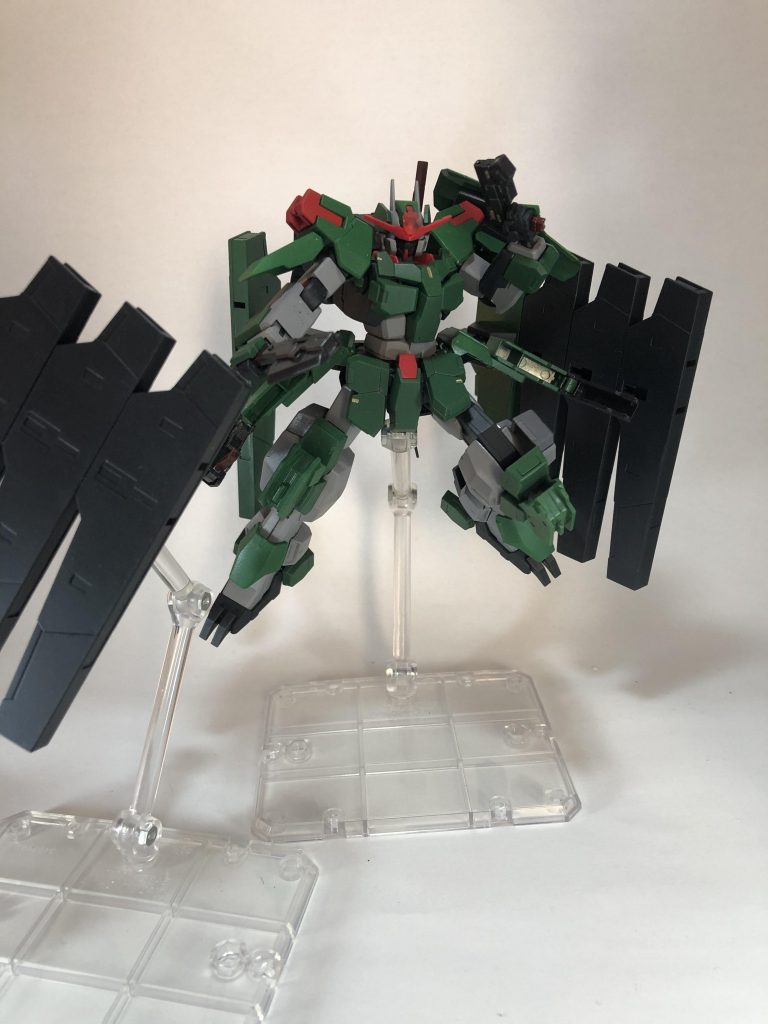 サブマシンガンビームライフルビットハンドガン&ビームピストル短〜中距離、接近戦での武装、サブマシンガンは面制圧、ライフルビットは自動で制御して飛ばすことが可能。ビームライフルビットとビームピストルは接近戦用に刃がついている