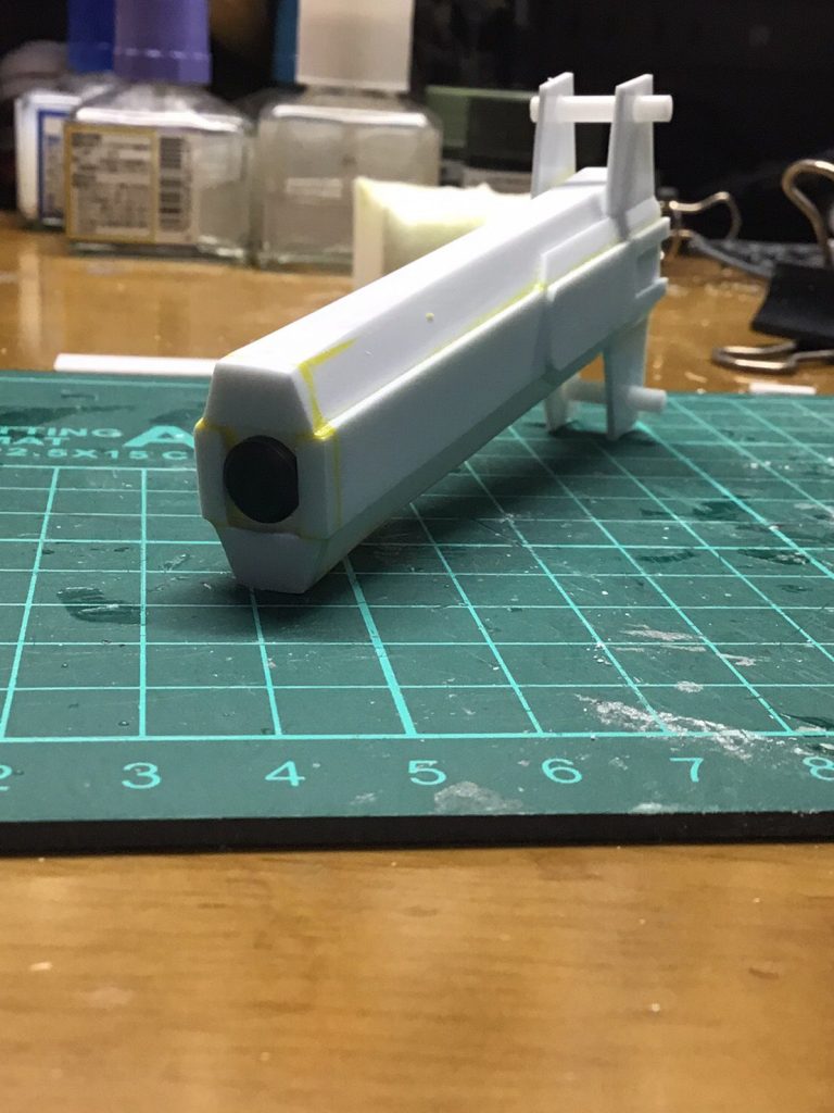 とりあえず箱組。四角形しかやった事がなく、隙間が出来たりしてたのでパテで埋めてます。