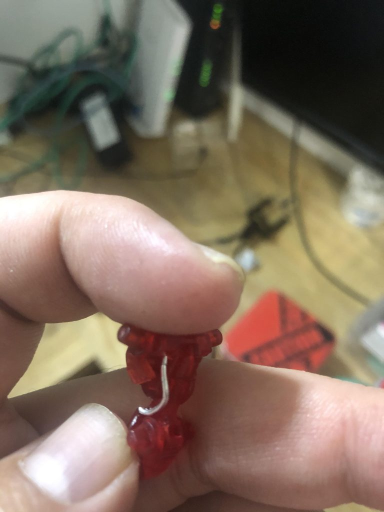 脇腹のパーツが飛んでいったので針金入れておきました