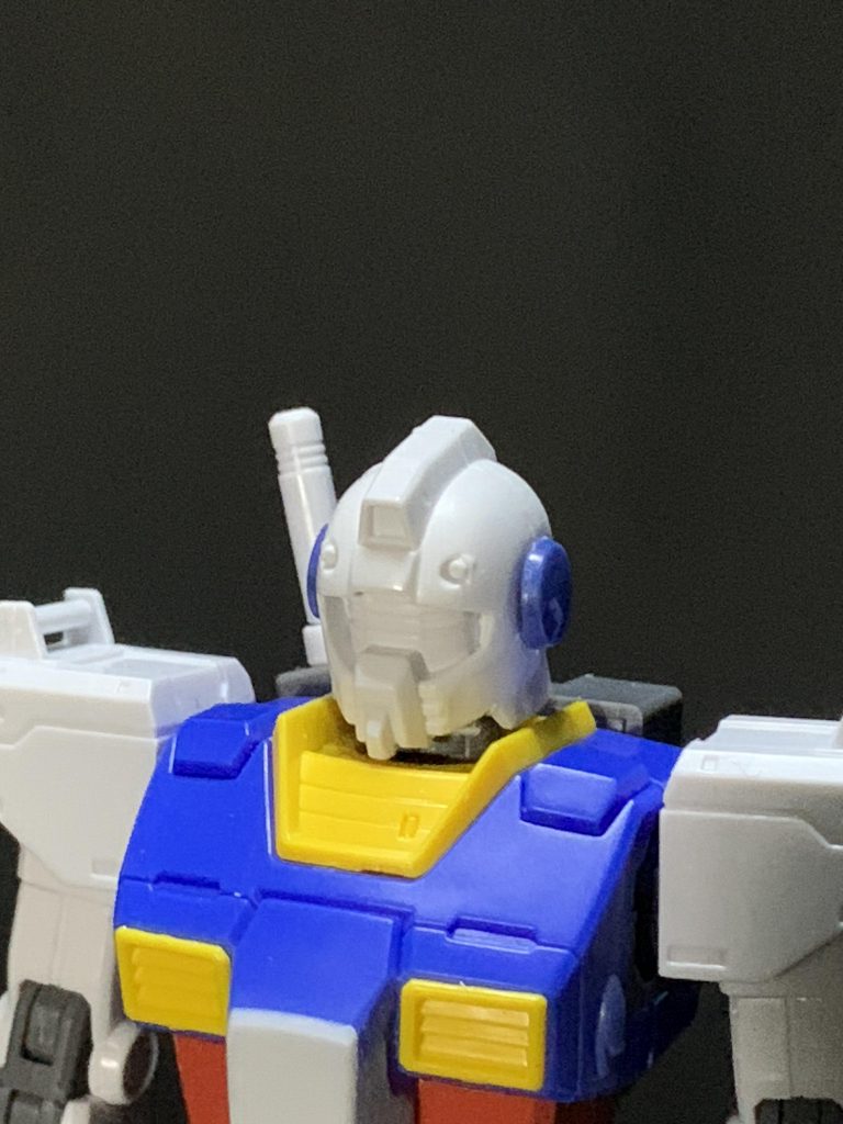 ジム・ガードカスタムの頭部より頬を穴埋めし襟足を延長。後頭部はエポキシパテでラインを整えた。