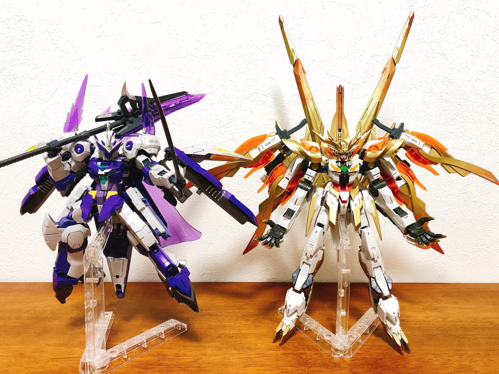 プルートナイトガンダムと並べて。かなり大型になってしまいましたが闇と光的なイメージにできたかと思います。