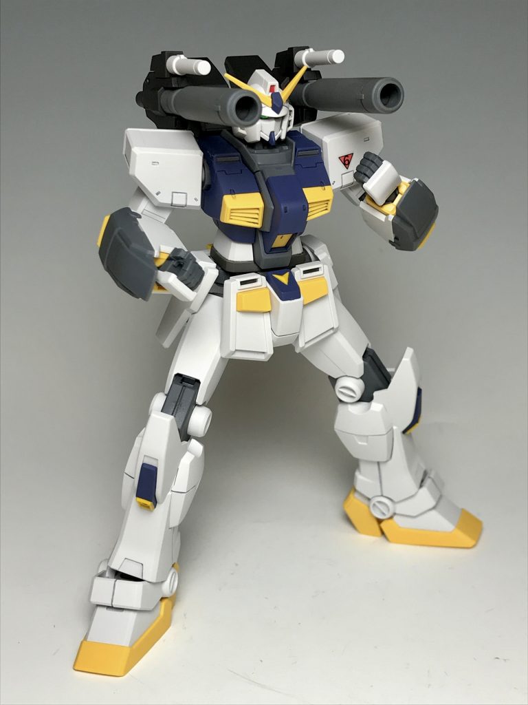 キャノン砲で!ちなみに旧ザクに破壊されたという不名誉なガンダムとしても有名ですね。