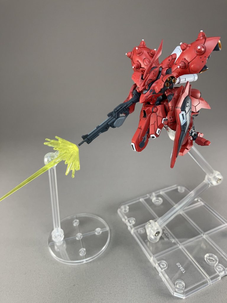 ファンネルコンテナに干渉して腕が上がらないので浮かせました。