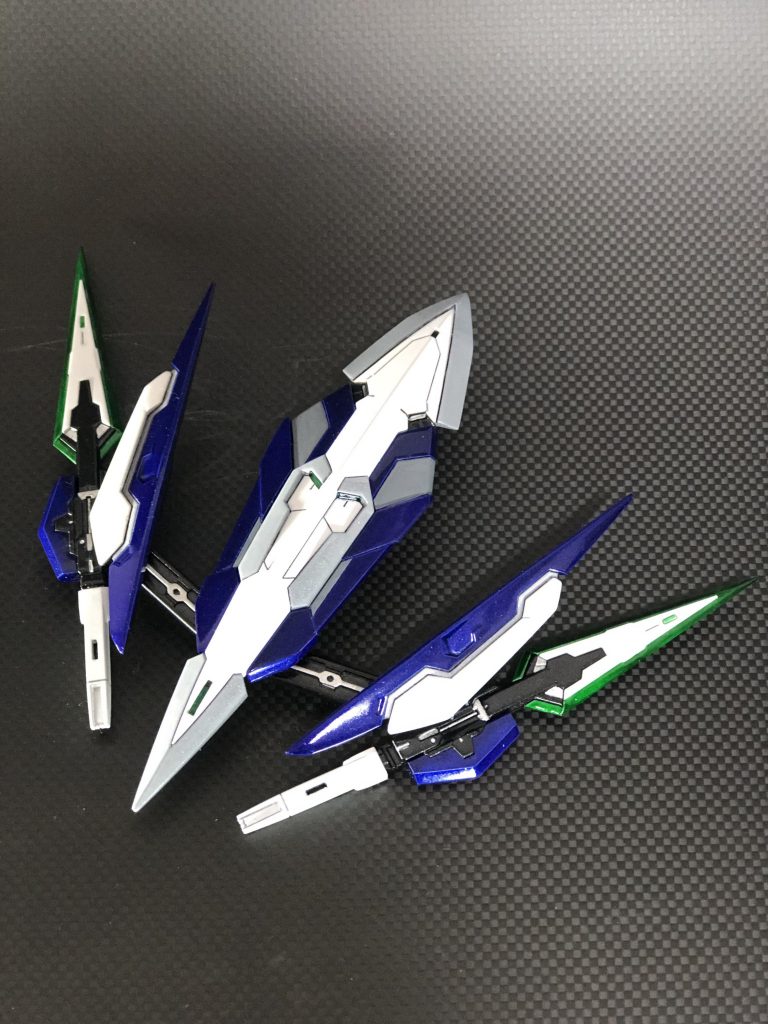 シールドはMGのシールドをHGのシールドとGNショートブレイドでサンドイッチ工法で展開式でGNフィールド範囲拡大です。